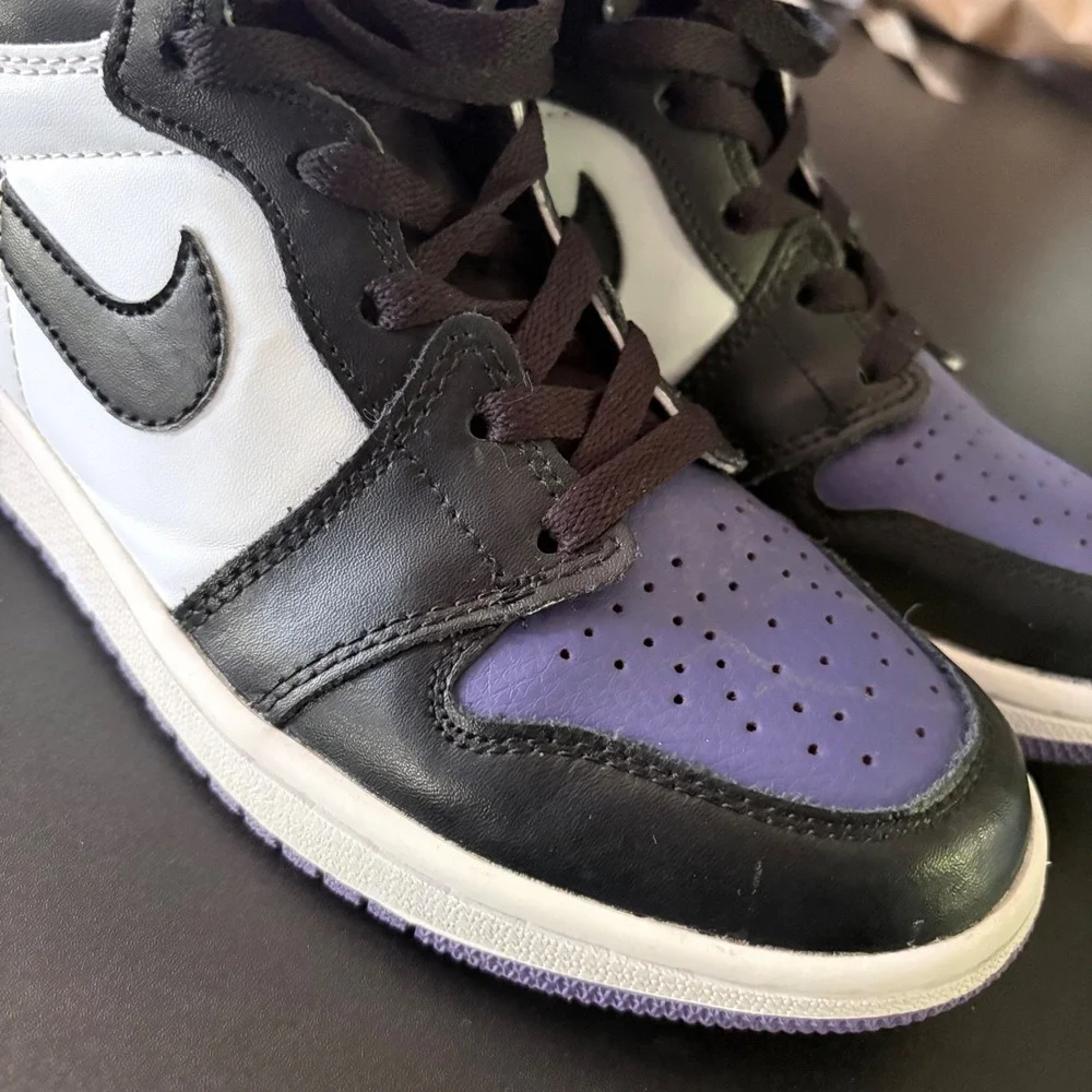 Nike Air Jordan 1 Retro High OG GS Court Purple Size 7 women rare black purple